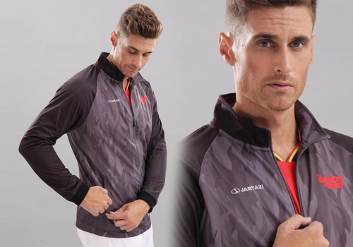 Áo thể thao nam Jartazi SGH24 chất liệu polyester, lớp lót mềm mịn, tạo cảm giác thoải mái khi vận động. Thiết kế tay áo có bo thun và hai túi khóa kéo hai bên áo vô. Áo có thể phối với nhiều set đồ đa dạng, góp phần mang lại vẻ ngoài năng động và thanh lịch. Giá 632.000 đồng.