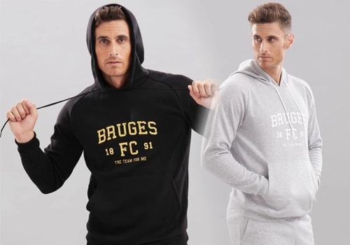 Áo thun tròng đầu nam Jartazi JM18-0037 chất liệu polyester dày dặn, co  giãn tốt. Thiết kế kèm mũ, logo in phần thân áo tạo điểm nhấn trẻ  trung, hỗ trợ mang lại sự nổi bật cho người mặc trong các hoạt vui chơi  và thể thao hàng ngày. Giá 632.000 đồng.