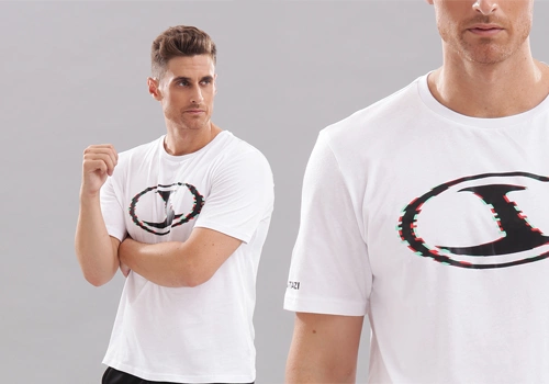 Chất liệu cotton mềm nhẹ, thoáng mát, áo thun thể thao nam Jartazi JM19-0016Wthích hợp mặc khi vận động ngoài trời, tại các vùng nhiệt độ cao. Logo in nổi bật ở thân và tay áo. Giá 312.000 đồng.