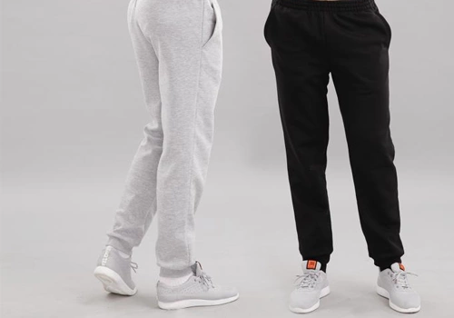 Quần dài jogger nam Jartazi JM18-0037 màu xám nhạt, chất liệu polyester  với lưng thun co giãn. Thiết kế túi sâu hai bên, màu sắc thanh lịch dễ  phối với nhiều trang phục khác nhau. Giá 472.000 đồng.