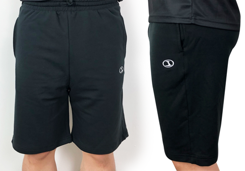 Quần short cotton nam Jartazi JM18-0034 thiết kế lưng quần bằng thun co  giãn có dây gút giúp điều chỉnh độ ôm khi mặc. Giá 360.000 đồng.